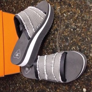 Buy 2prs🥿/$15.00 - Women's Rocket Dog Blk/Wht  Wedge Sandals - sz 9 Med. NWOT